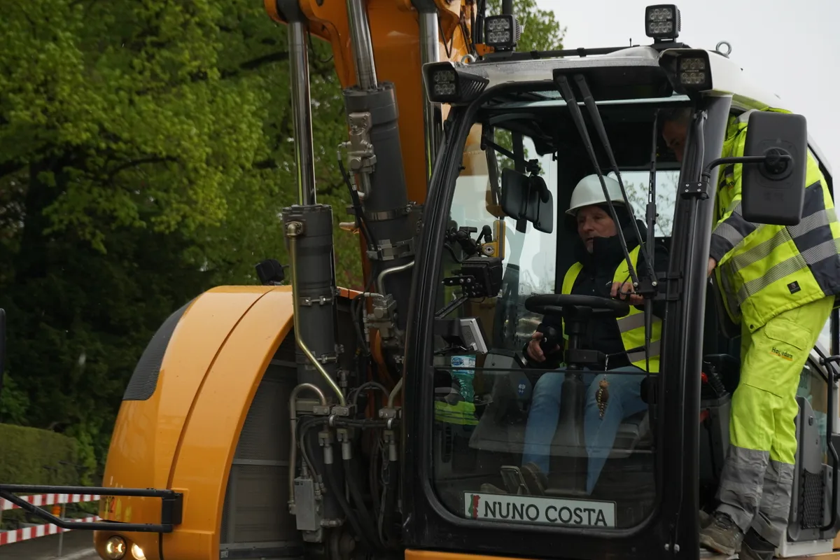Heinrich Vettiger sitzt im Bagger.